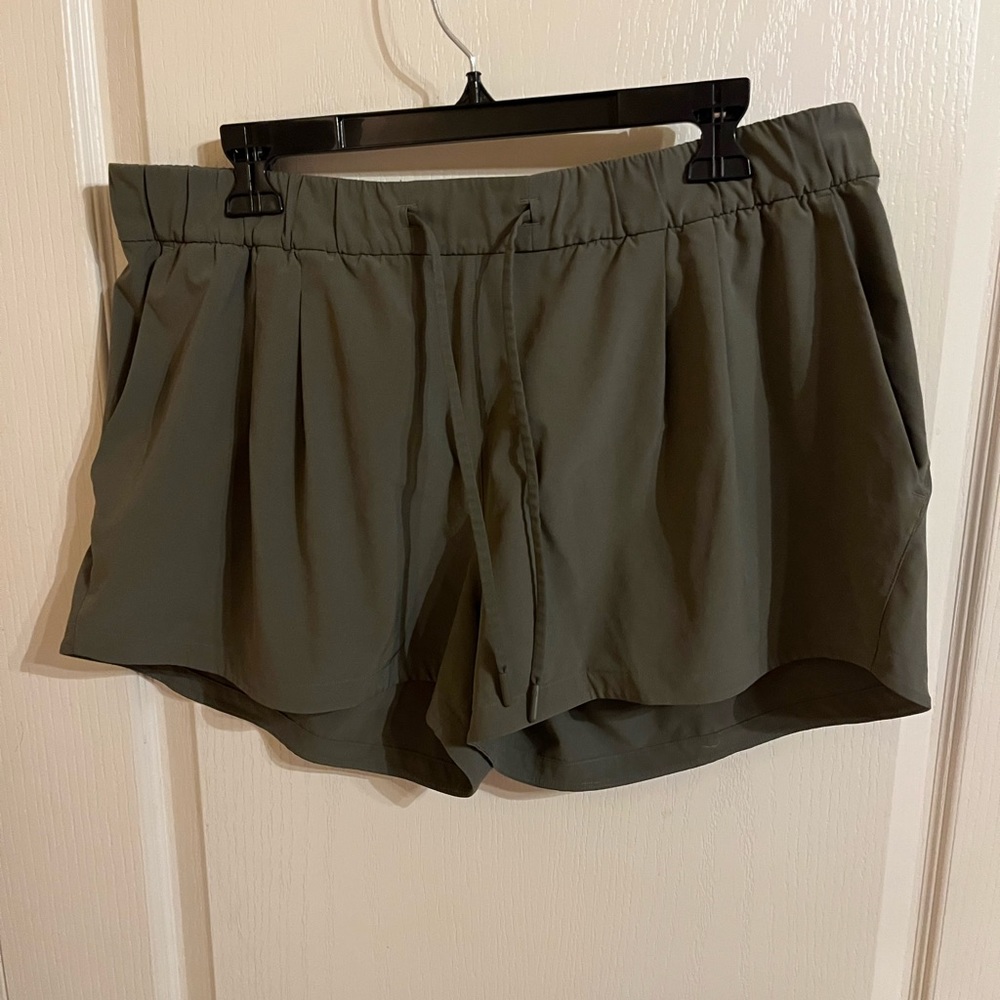 Women’s Lululemon Stroll at Sundown Size 12 Shorts